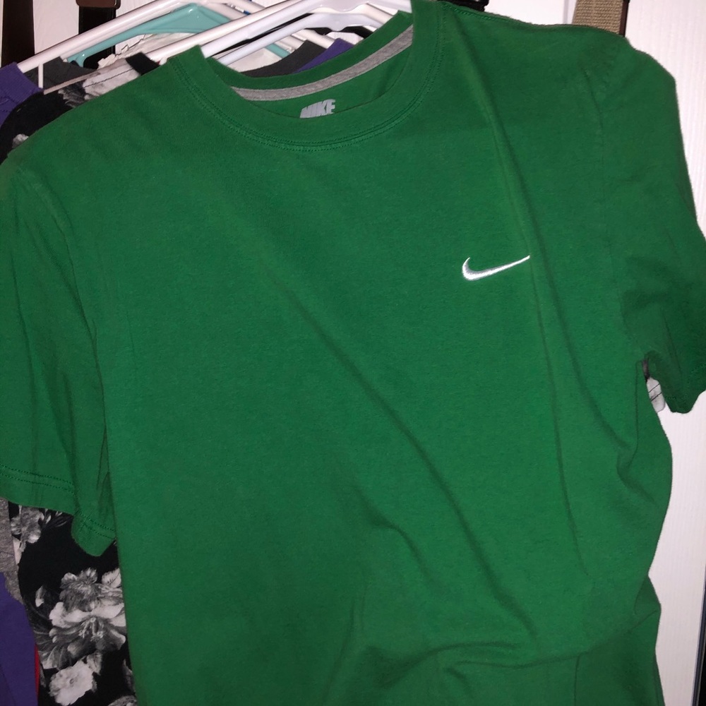 MENS NIKE GREEN TSHIRTS SIZE SMALL